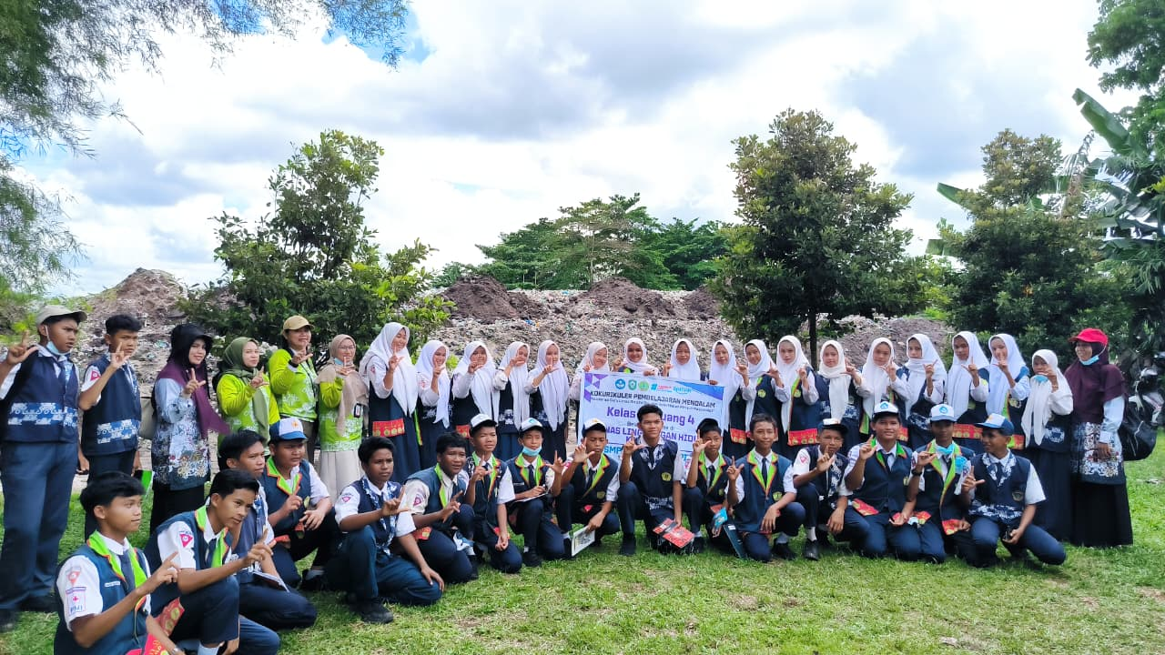 SMPN 4 Sampit bersama DLH Kotim di TPA Km.14