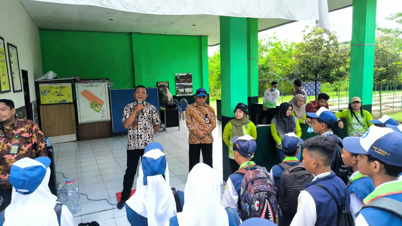 Siswa SMPN 4 Sampit melihat proses pengelolaan sampah